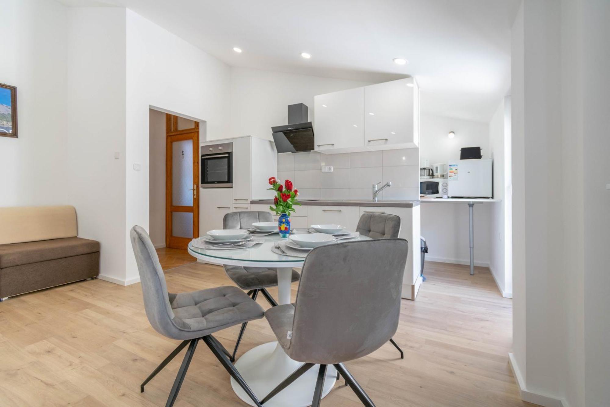 Apartment Kristina Dujmovic Baska Voda Bilik gambar